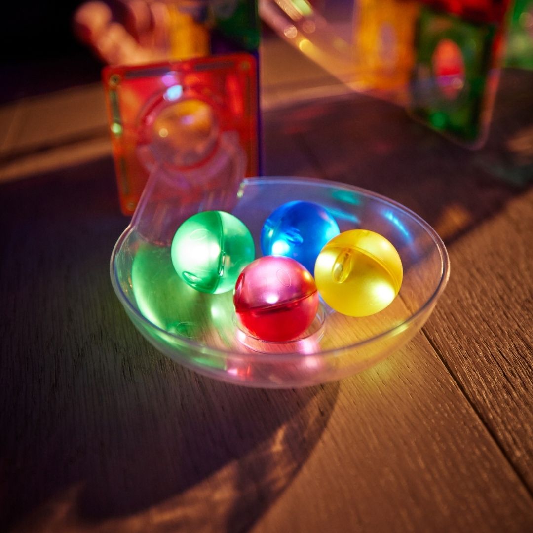 ballenbaan met lichtgevende balletjes