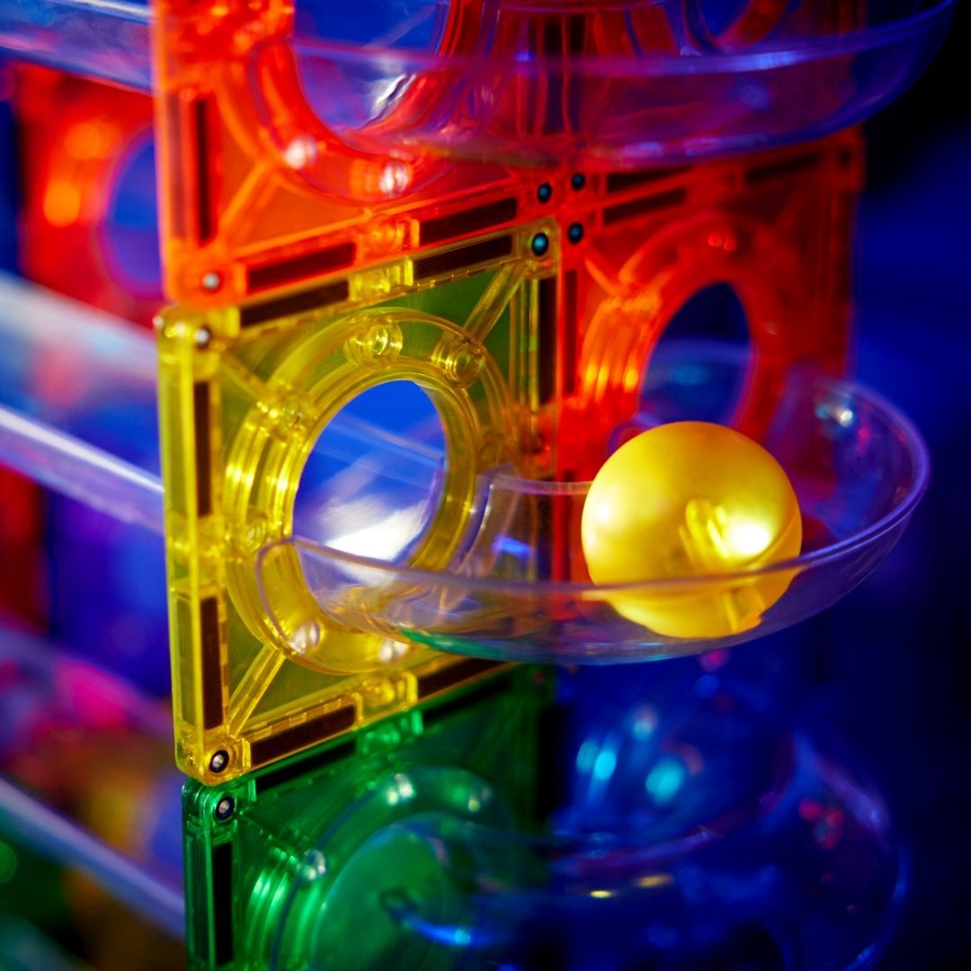 ballenbaan met lichtgevende balletjes