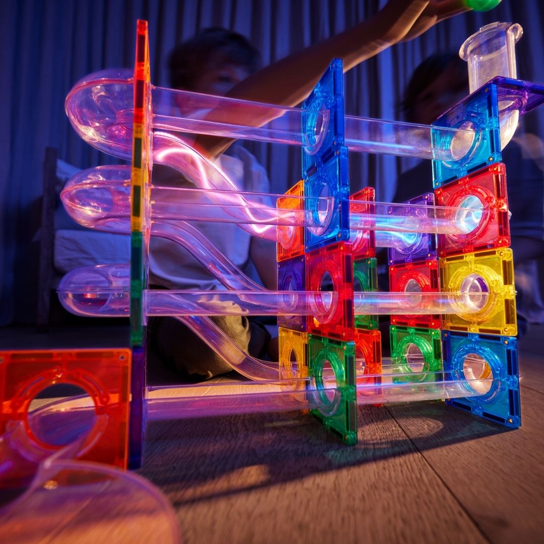 ballenbaan met lichtgevende balletjes
