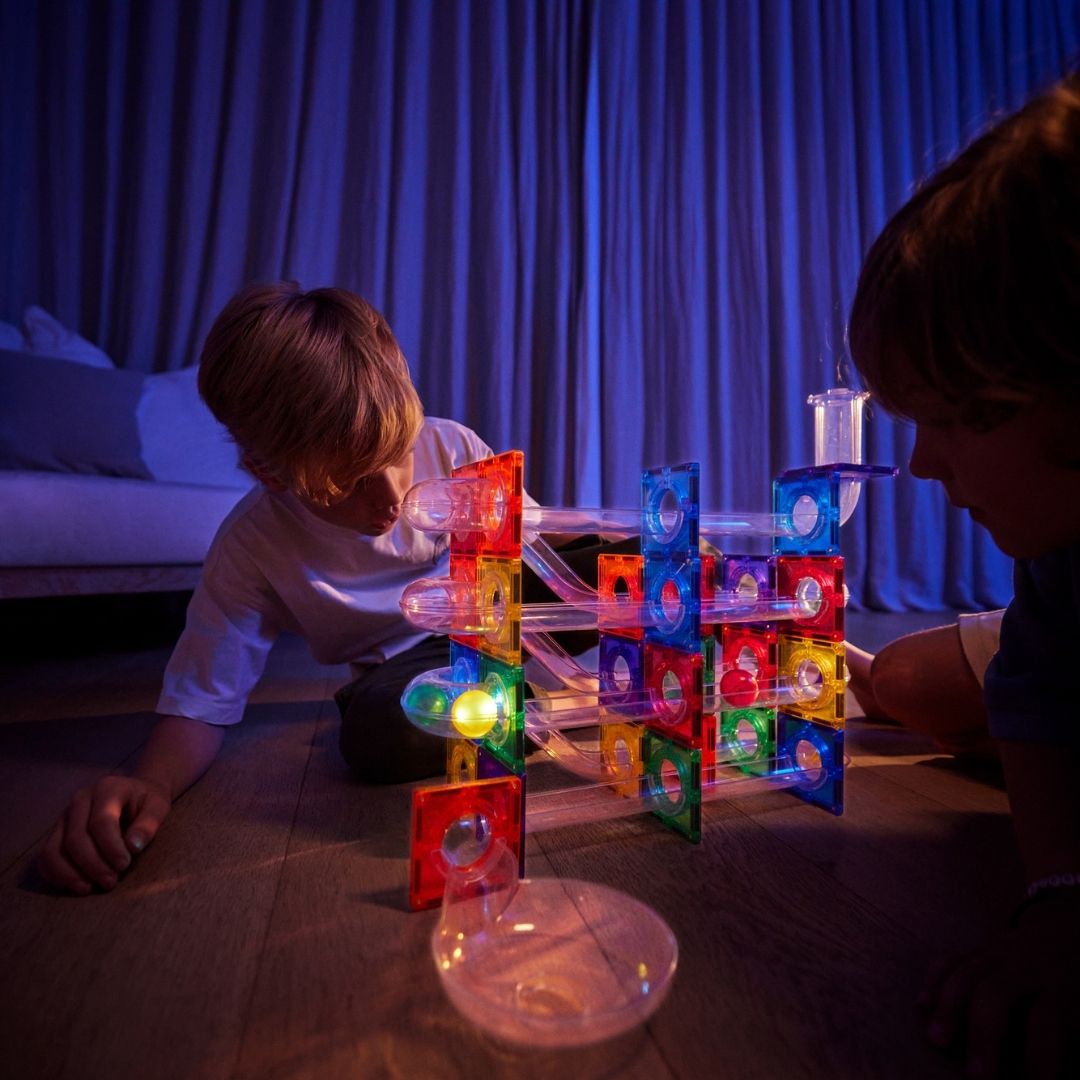 ballenbaan met lichtgevende balletjes