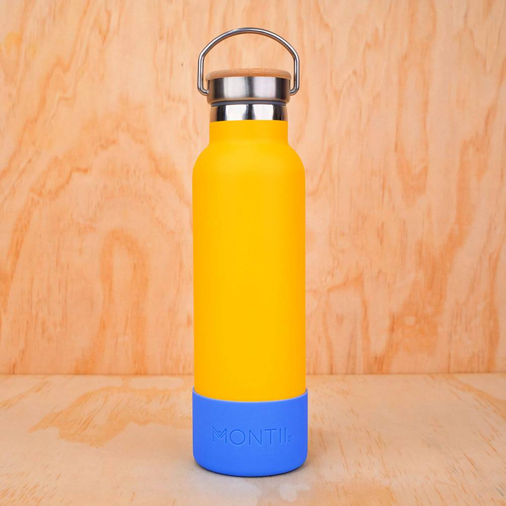 gele drinkfles 500ml met blauwe bumper montii