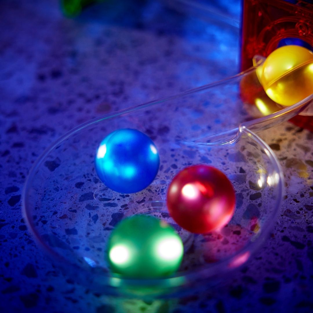ballenbaan met lichtgevende balletjes