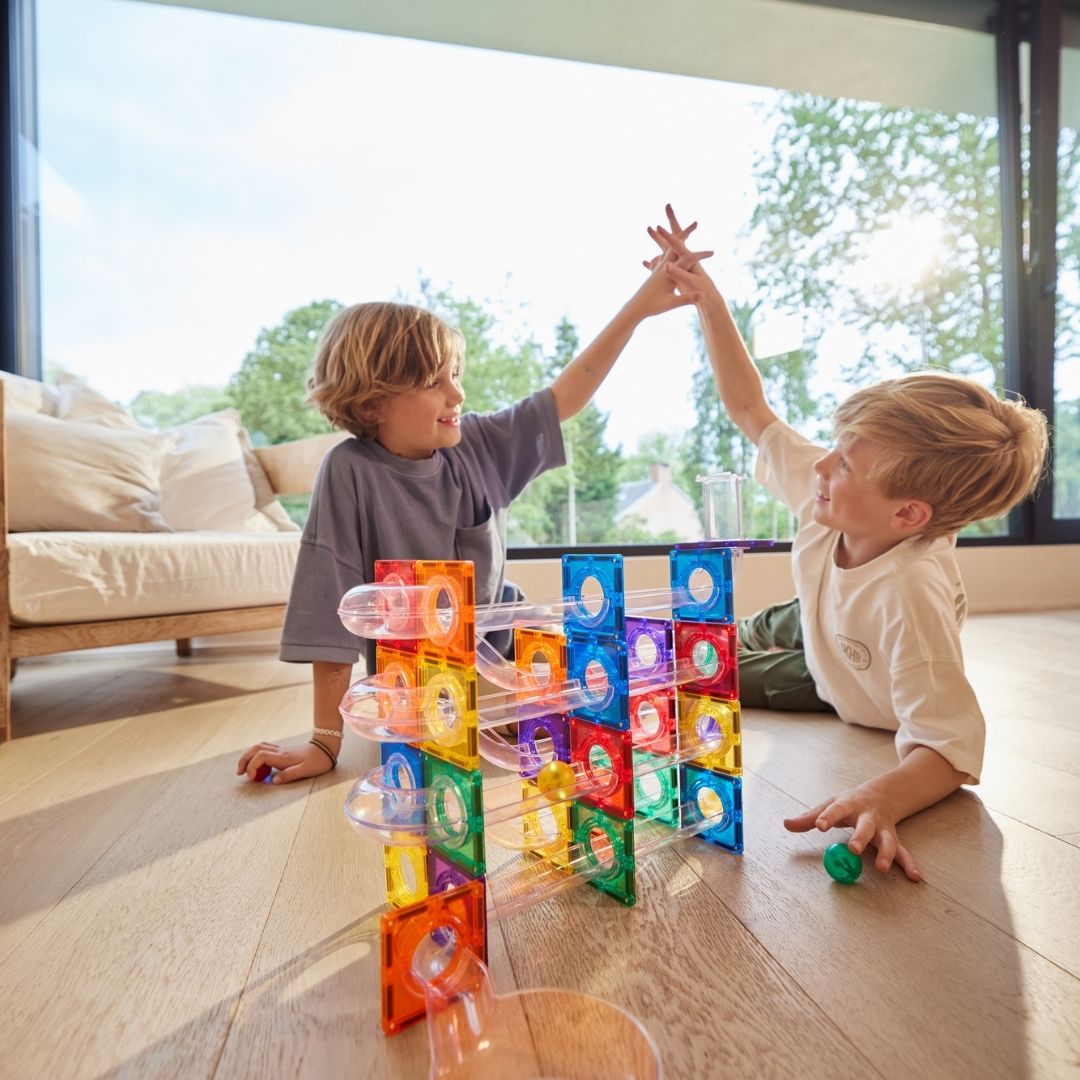 ballenbaan met lichtgevende balletjes