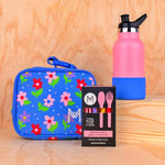 blauwe lunchtas met bloemetjes en roze RVS drinkfles met blauwe bumper